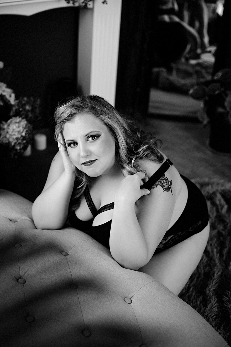 kobieta plus size przy sofie na sesji buduarowej w studio