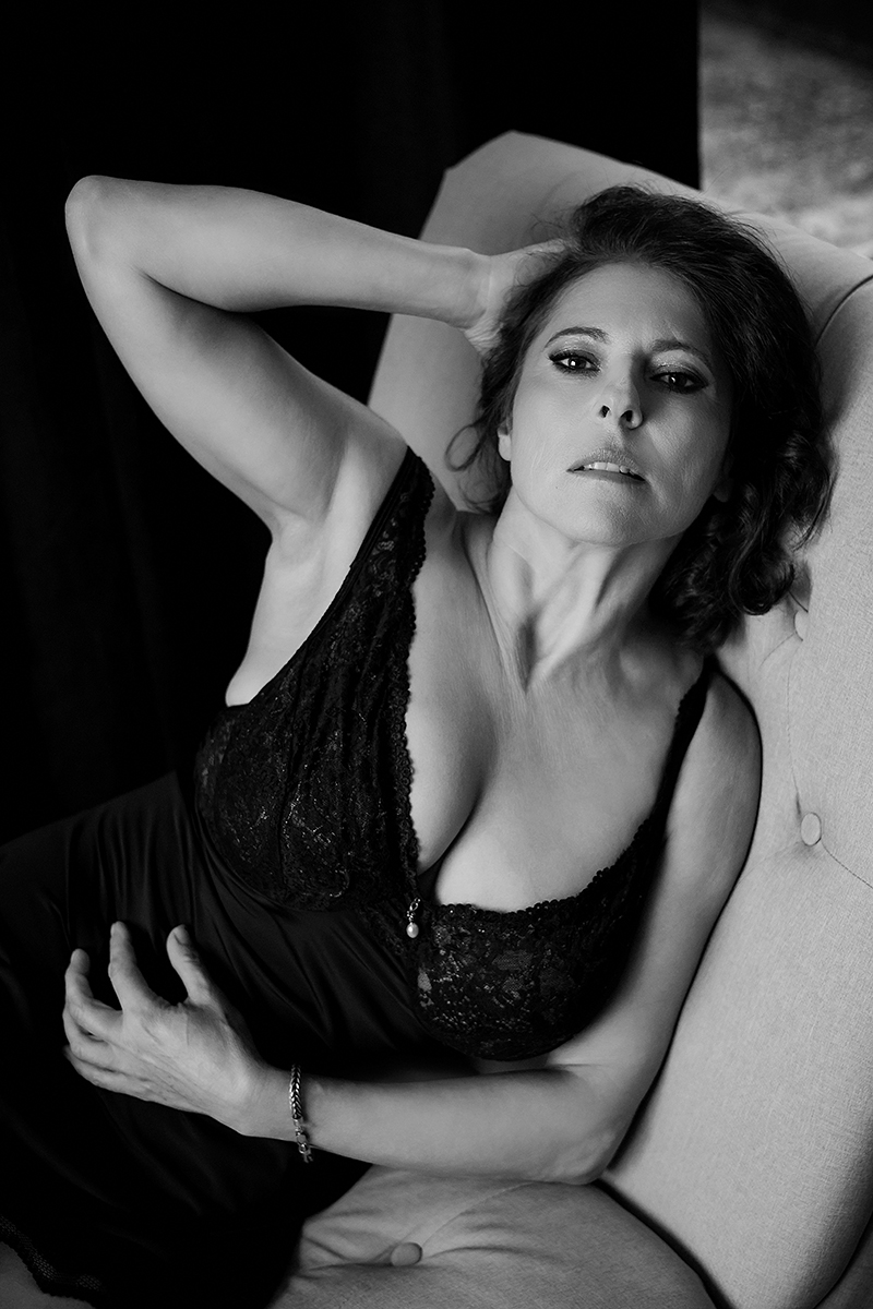 kobieta w halce na sesji sensualnej w studio