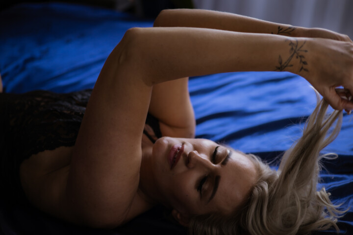 kobieta na satynowej pościeli sesja buduarowa czy sensualna