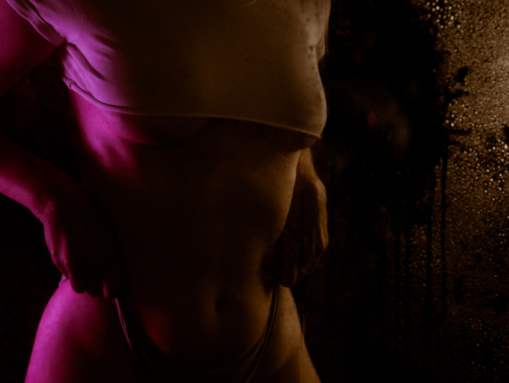 sesja kobieca zdjęciowa pod prysznicem