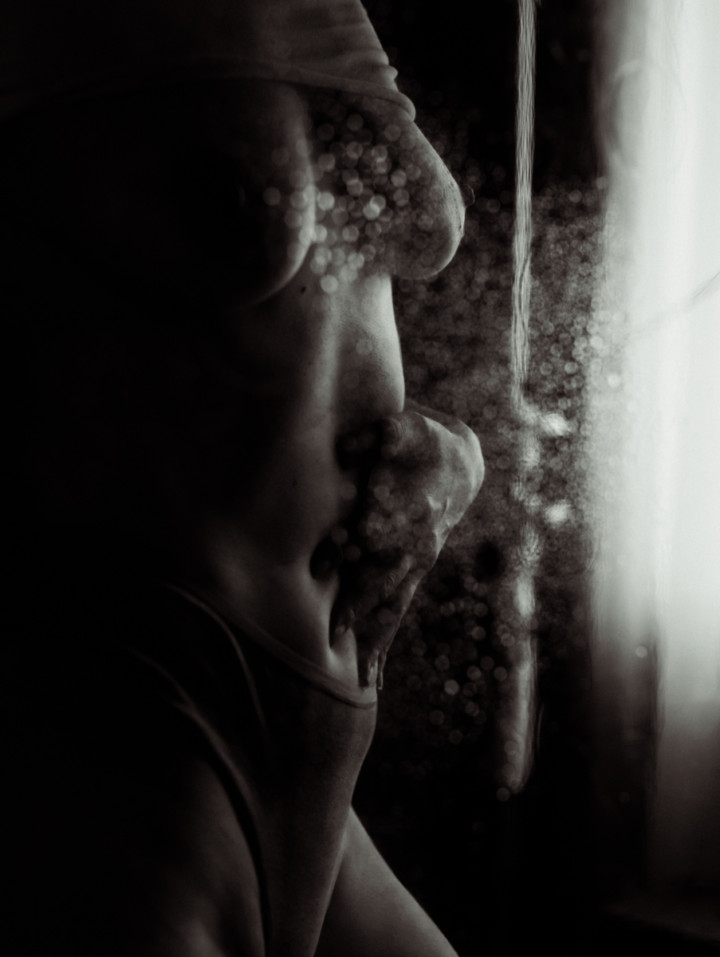 kobieta na sesji bubduarowej pod prysznicem