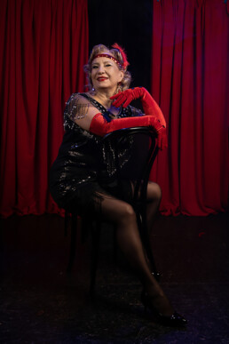 Portret w czerwonych rękawiczkach, sesja Seniorki i Burleska